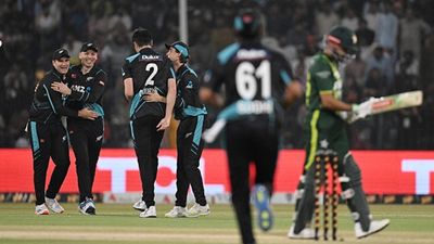 Babar Azam fails as New Zealand stun Pakistan despite Fakhar Zaman's fifty to win 4th T20I by 4 runs and take 2-1 lead New Zealand players celebrate Babar Azam's wicket (Getty Images)