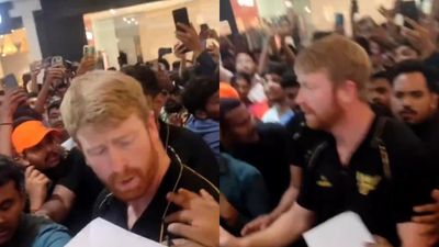 WATCH: Heinrich Klaasen manhandled and mobbed by fans in massive security breach at shopping mall ahead of MI vs SRH clash SRH's Heinrich Klaasen was mobbed by fans during a promotional event. (Screengrab-X)