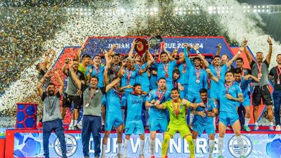 ISL 2023-24 Final: Mumbai City FC clinch 2nd Indian Super League title with smashing comeback win over Mohun Bagan SG Mumbai City FC players and staff with the ISL trophy. (PC: ISL).