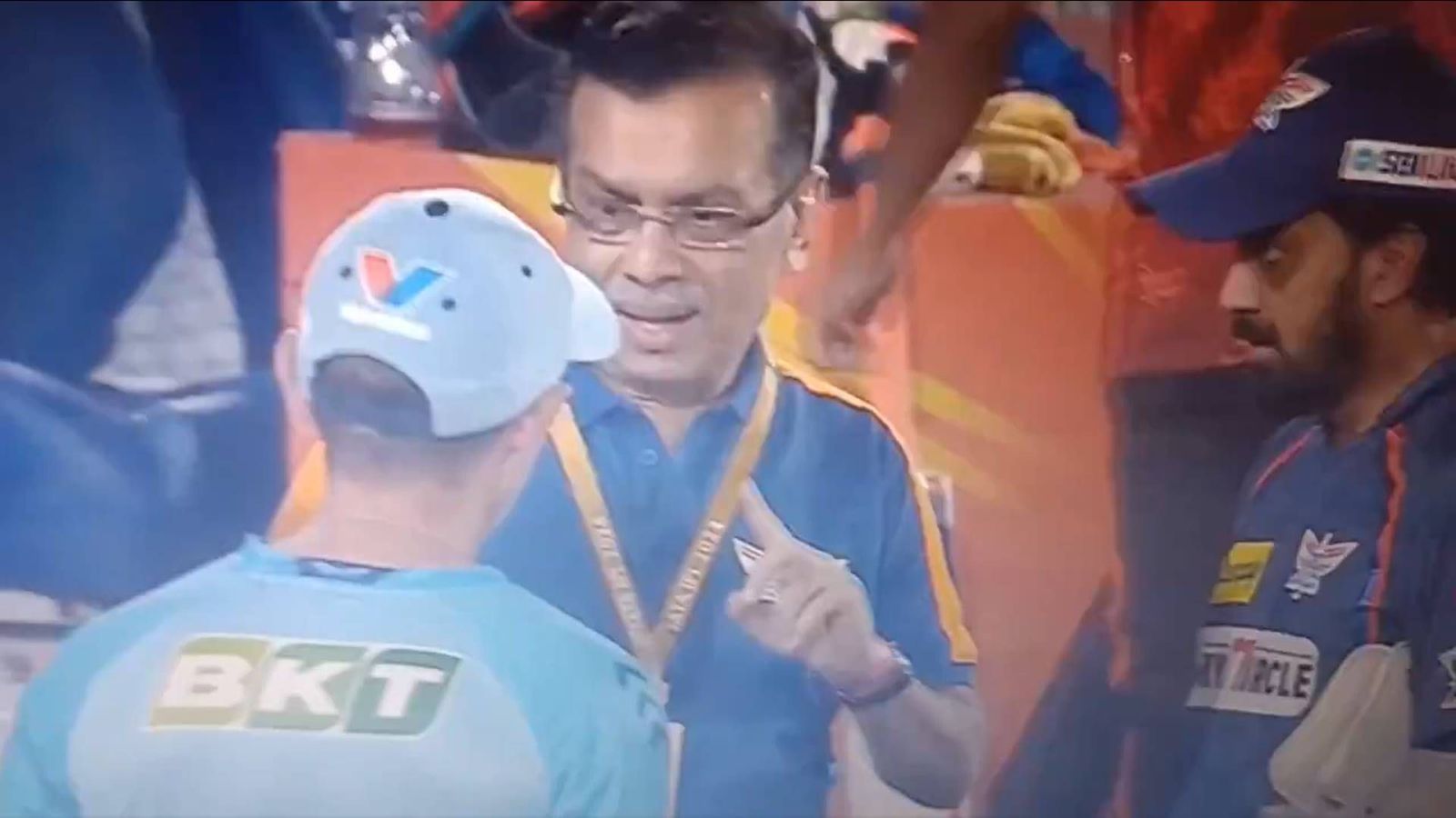 KL Rahul excuses himself during LSG owner Sanjiv Goenka's animated chat with head coach Justin Langer; watch video Sanjiv Goenka having a conversation with Justin Langer in KL Rahul's presence after defeat to SRH (Screengrab: X)
