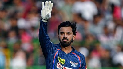 LSG unlikely to retain captain KL Rahul after loss to SRH, wicketkeeper-batter plans to focus on his batting in next two games: Report LSG captain KL Rahul setting the field (Getty Images)