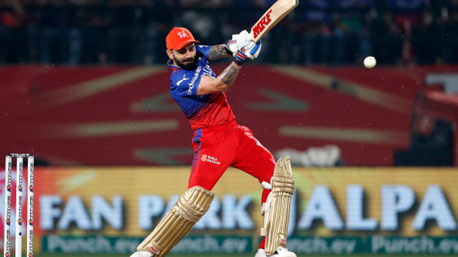 Legendary Pakistan cricketer praises Virat Kohli's shots against Punjab Kings, asks 'why doesn't he do it more often' Virat Kohli playing shot against PBKS (Getty)