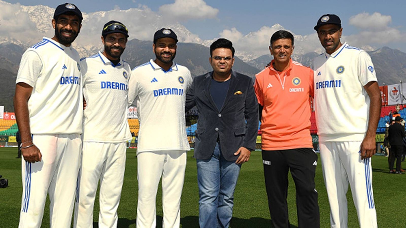 Big News: BCCI invites applications for new head coach who will serve for 3.5 years; here are the minimum requirements BCCI secretary Jay Shah with head coach Rahul Dravid, captain Rohit Sharma, Jasprit Bumrah, Ravindra Jadeja and R Ashwin (File Photo: Getty Images)