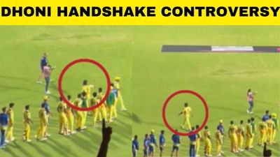 MS Dhoni not shaking hands with RCB players - Whose fault it is? SportsTak
