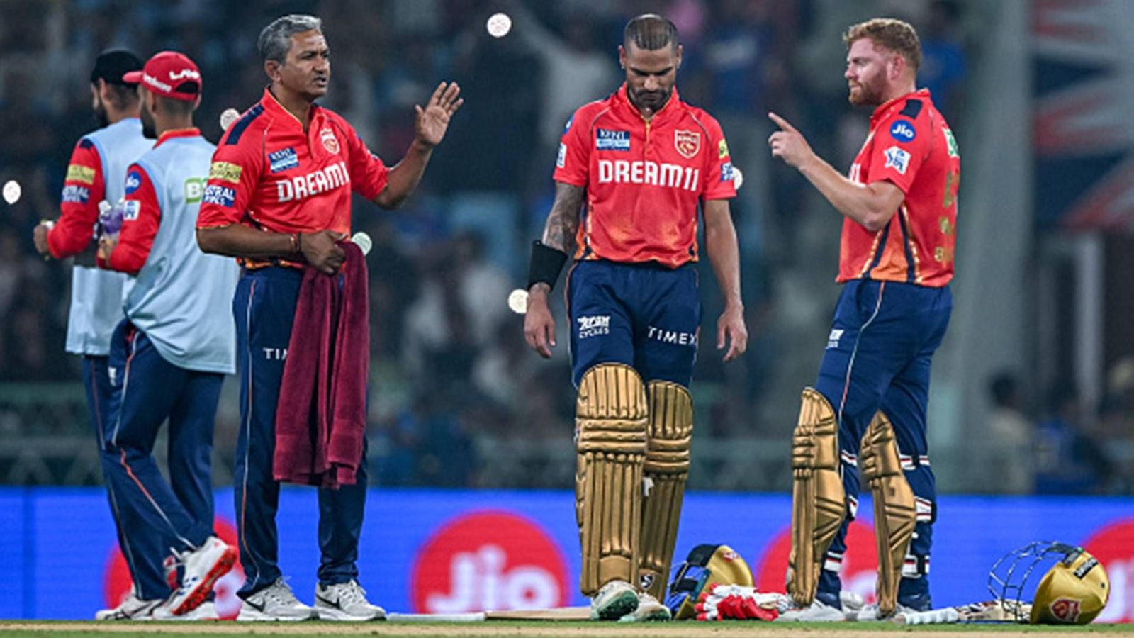 Punjab Kings coach slams ECB for calling back players early, says 'Everybody was in a similar position but we lost those English players' Punjab Kings coach Sanjay Bangar on the field with skipper Shikhar Dhawan and Jonny Bairstow (Getty Images)
