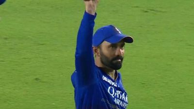 Big News: Dinesh Karthik retires after RCB fail to make it past IPL 2024 eliminator, leads the team off the ground with Ahmedabad crowd cheering Dinesh Karthik thanks fans for their support as he bids goodbye to IPL cricket (Screengrab: X)