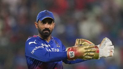 RCB coach Andy Flower speaks on Dinesh Karthik's retirement plans, says 'he likes idea of coaching' Dinesh Karthik Wicketkeeping (credits x)