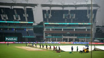 KKR vs SRH: Will rain cause washout in IPL 2024 Final? Check Chennai weather forecast ahead of big clash Ground staff covering Chepauk pitch on May 25 (Getty)