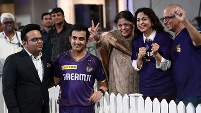 Lengthy chat between Gautam Gambhir and Jay Shah after IPL 2024 final fuels India head coach speculation Bollywood actress Juhi Chawla (2R) along with her family members pose next to Jay Shah (L), BCCI secretary Jay Shah and KKR mentor Gautam Gambhir (C) at the end of the IPL 2024 final against Sunrisers Hyderabad. (Getty)