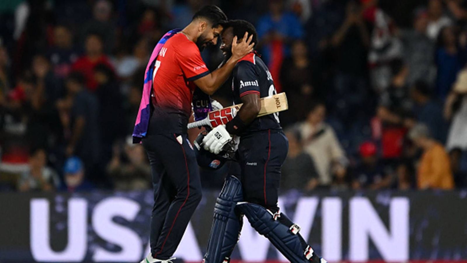 Barbados-born batter's 10 sixes in 40-ball 94 helps USA pull off 7-wicket win over Canada in T20 World Cup 2024 opener Aaron Jones celebrates USA's maiden T20 World Cup 2024 win with Harmeet Singh (Getty Images)