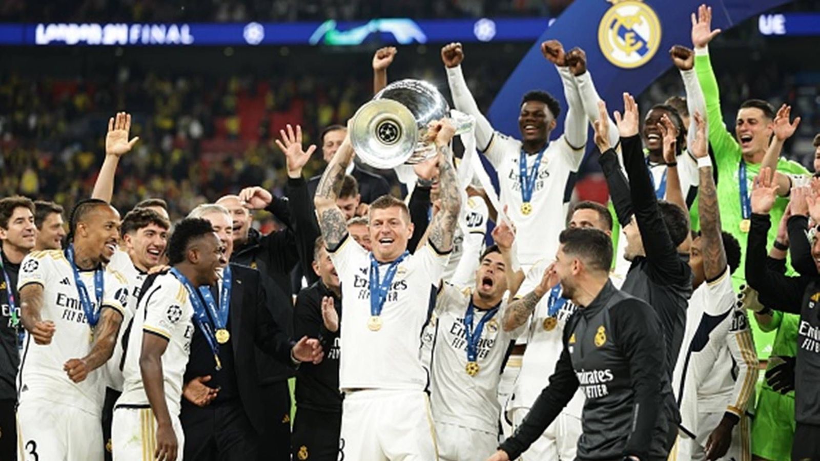Real Madrid beat Borussia Dortmund to win record-extending 15th Champions League title as Toni Kroos hangs his boots in style Real Madrid's Toni Kroos celebrates with the trophy after the UEFA Champions League Final win over Borussia Dortmund (Getty Images)