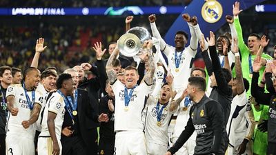 Real Madrid beat Borussia Dortmund to win record-extending 15th Champions League title as Toni Kroos hangs his boots in style Real Madrid's Toni Kroos celebrates with the trophy after the UEFA Champions League Final win over Borussia Dortmund (Getty Images)