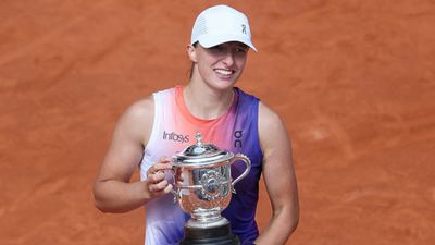Iga Swiatek clinches third straight French Open title, becomes first woman to achieve this mighty milestone Poland's Iga Swiatek celebrates with the French Open 2024 trophy after defeating Italy's Jasmine Paolini in the women's singles final match on June 8. (Getty)