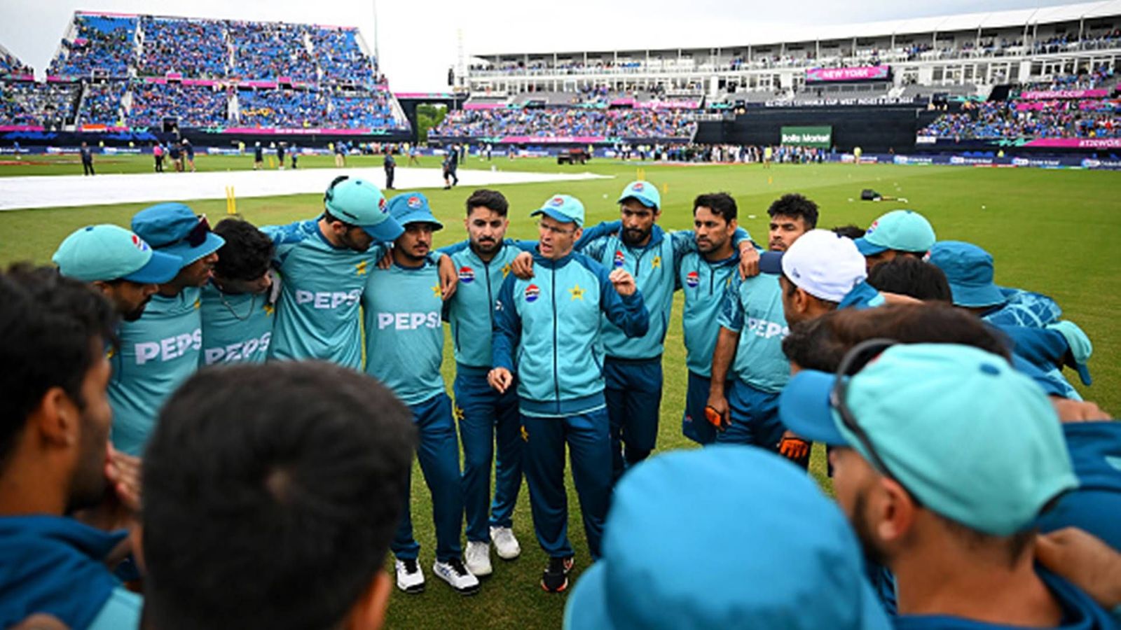 'I'm having a look into the environment and looking at what the issues are': Pakistan coach Gary Kirsten backs 'disappointed guys' after loss to India Gary Kirsten talking to Pakistan players in New York (Getty Images)