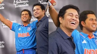 'Spot the real Sachin Tendulkar': God of Cricket poses with his doppelganger wax statue at Madame Tussauds' museum in New York Sachin Tendulkar poses with his wax statue in New York (Twitter)