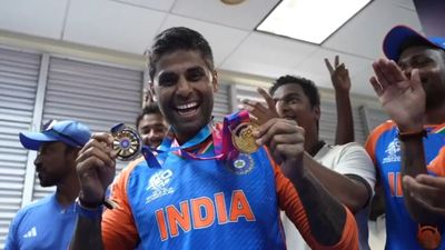 Not any cricketer, check who awarded best-fielder medal to Suryakumar Yadav for match-winning catch in T20 World Cup 2024 Final Suryakuamr Yadav in frame (Twitter screen grab)