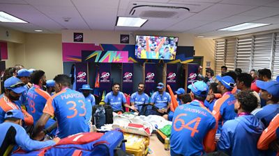 WATCH - Rahul Dravid makes one last request to Virat Kohli as Indian head coach in dressing room Indian cricket team in frame (Getty)