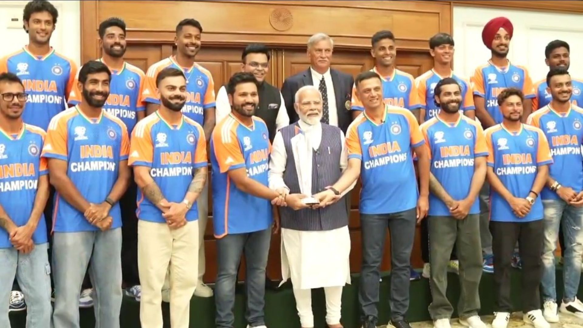 WATCH - Prime Minister Narendra Modi meets with Team India, laughs while interacting with Rohit Sharma, Jasprit Bumrah and other players WATCH - Prime Minister Narendra Modi meets with Team India, laughs while interacting with Rohit Sharma, Jasprit Bumrah and other players