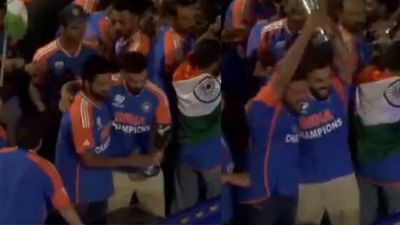 WATCH: Rohit Sharma-Virat Kohli unleash wild celebration with T20 World Cup trophy during Team India's victory parade with madness all around Rohit Sharma-Virat Kohli pull off wild celebration with T20 World Cup trophy during Team India's victory parade with madness all around. (Screengrab-X)