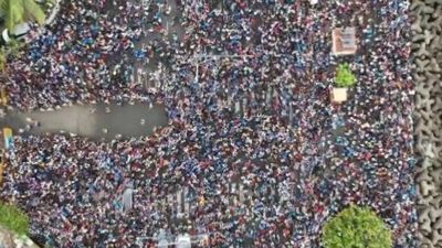 Fans faint, several injured, 11 rushed to hospital due to stampede during Team India's victory parade in Mumbai Fans faint, several injured, 11 rushed to hospital due to stampede during Team India's victory parade in Mumbai. (Screengrab-X)
