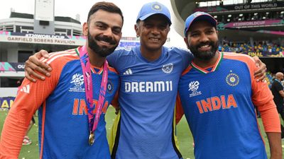 Sunil Gavaskar demands Bharat Ratna for T20 World Cup-winning legend, says 'It would be apt if the Government of India...' India's former head coach Rahul Dravid (centre), Virat Kohli and skipper Rohit Sharma (left) in this frame. (Getty)