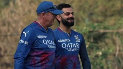 'He plays in a similar way to Virat Kohli': RCB coach names this player to fill former captain's shoes in T20Is RCB coach Andy Flower and Virat Kohli (File Photo)