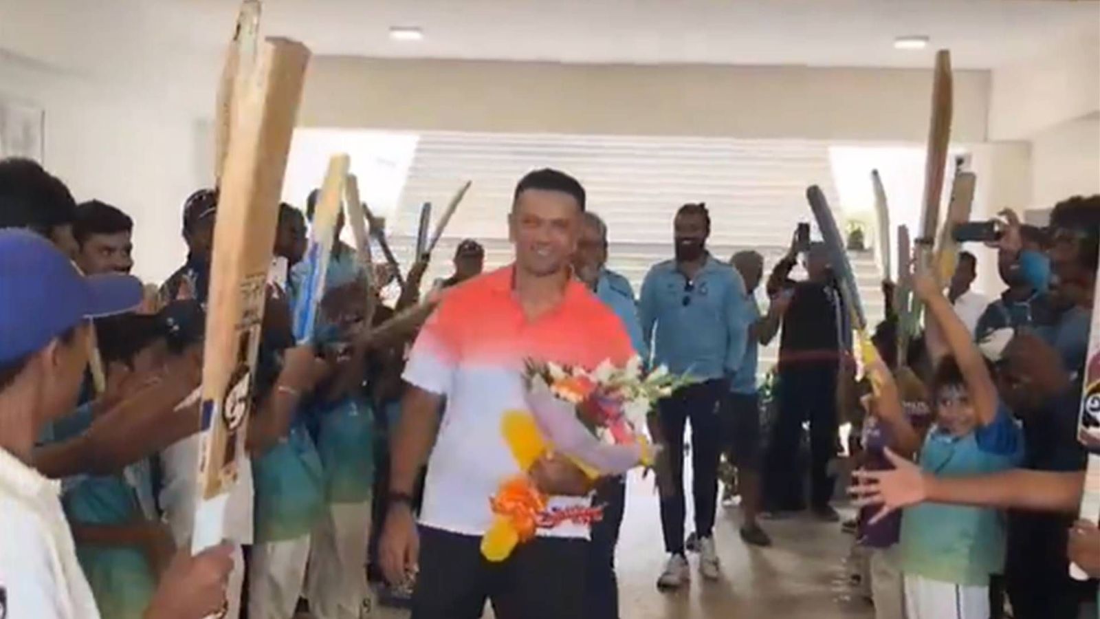 Watch: T20 World Cup 2024-winning coach Rahul Dravid receives guard of honour from young kids at cricket academy in Bengaluru Rahul Dravid gets guard of honour from young kids at a cricket academy in Bengaluru (Screengrab: X)