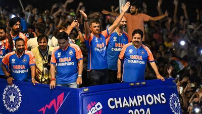 Rahul Dravid refuses same prize money as players for T20 World Cup 2024 triumph, settles for half to win hearts yet again Rahul Dravid thanking the crowd during victory parade (Getty Images)