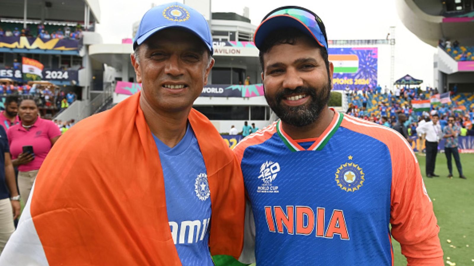 After Rahul Dravid, Rohit Sharma also decides to give his ₹5 Crore prize money, Indian captain unhappy with support staff's bonus Rahul Dravid and Rohit Sharma in frame (Getty)