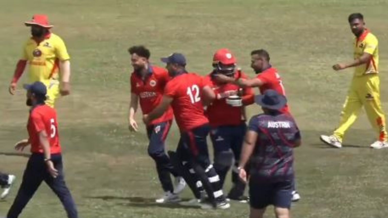 61 runs needed in 2 overs, batters smash 8 sixes, 2 fours to pull off miraculous chase with 1 ball to spare; Watch explosive video 61 runs needed in 2 overs, batters smash 8 sixes, 2 fours to pull off miraculous chase with 1 ball to spare; Watch explosive video