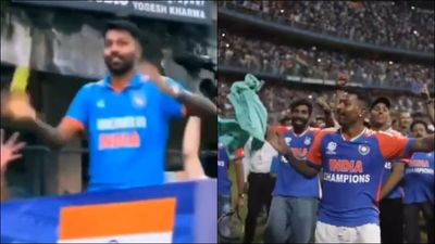 After catching fan's t-shirt at Wankhede, Hardik Pandya takes one-handed reflex catch during open bus parade in hometown; watch viral video Hardik Pandya catches tennis ball, t-shirt thrown by fans during victory celebrations (Screengrab: X)