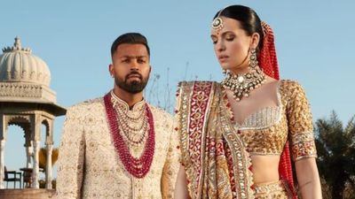 FACT CHECK - Hardik Pandya to give 70 per cent of his almost 100 crore net worth to Natasa Stankovic following divorce Hardik Pandya and Natasa Stankovic in frame (Twitter)