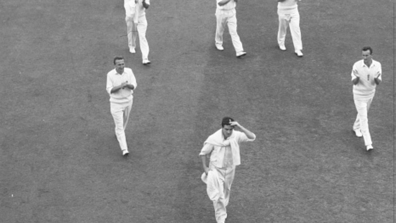 On This Day : India collapsed on 58 runs in first inning against England, Fred Trueman led English charge, 22 wickets fell in one day England players applauding Fred Trueman (Getty)