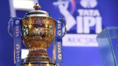 BCCI to increase IPL franchises budget to almost 120 crores, likley to hold meeting with owners regarding number of retentions - Report IPL trophy in frame (Twitter)