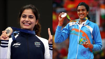 Manu Bhaker recalls she made a fake profile to defend PV Sindhu on social media, two-time Olympic medallist replies to fascinating story Manu Bhaker and PV Sindhu posing with their respective medals (Getty Images)