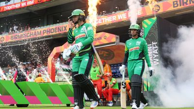 Smriti Mandhana falls to Ellyse Perry’s scorching spell as Richa Ghosh's team won despite her dismal show Southern Brave's Danni Wyatt and Smriti Mandhana (front) make their way out to bat during The Hundred match against Birmingham Phoenix at Edgbaston on August 3. (Getty)