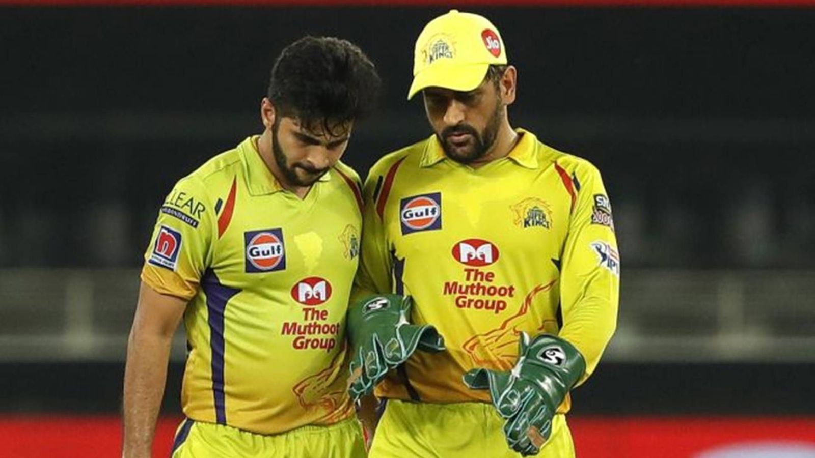 'Tomorrow I might not be available behind the wickets. What will you do?': Shardul Thakur reveals MS Dhoni refuses to spoon-feed bowlers MS Dhoni talking to Shardul Thakur (File Photo)