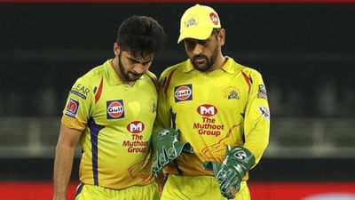 'Tomorrow I might not be available behind the wickets. What will you do?': Shardul Thakur reveals MS Dhoni refuses to spoon-feed bowlers MS Dhoni talking to Shardul Thakur (File Photo)