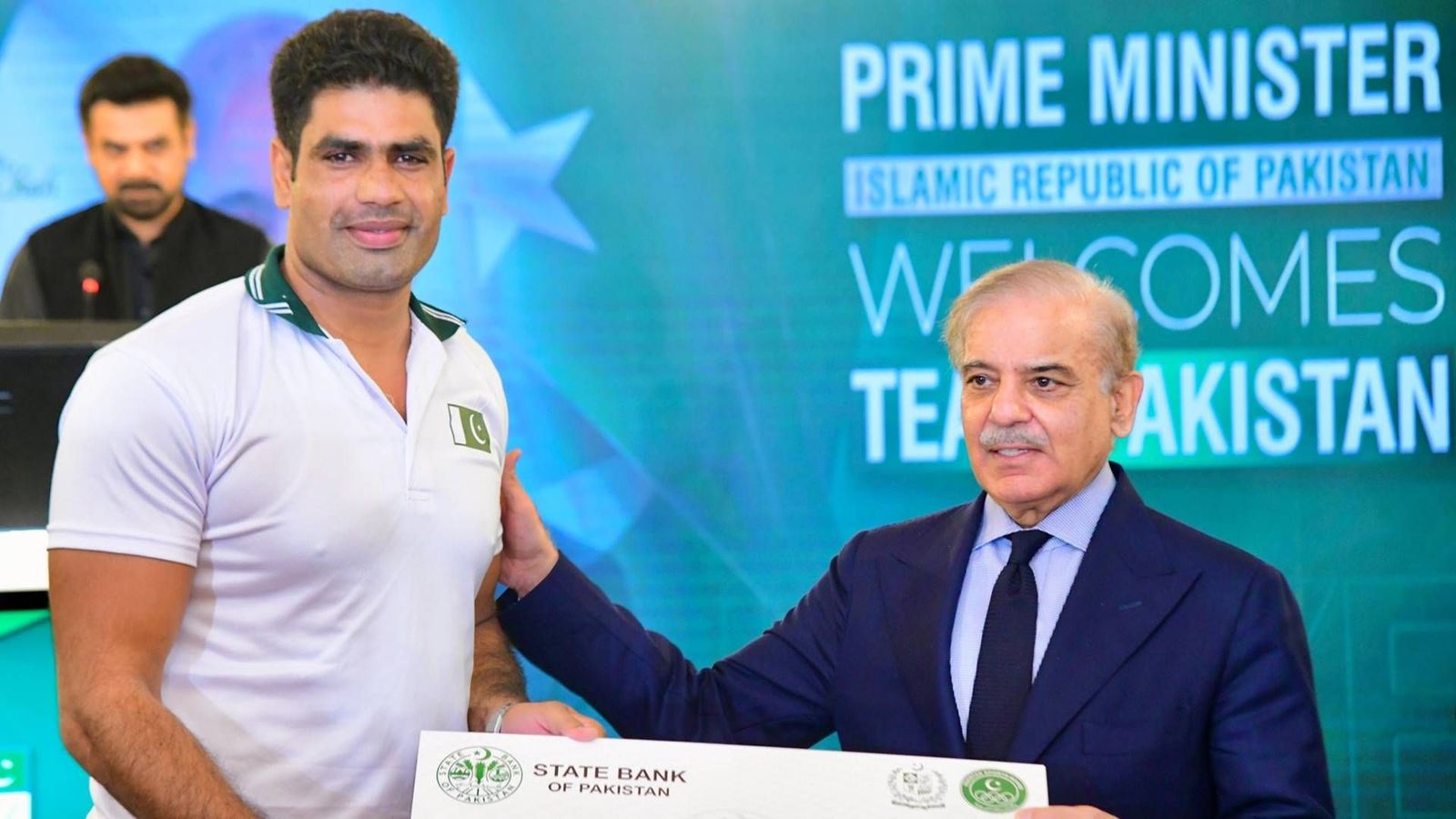 Former Pakistan cricketer criticises Prime Minister for posting photo giving PKR 10 lakh prize money to gold medallist Arshad Nadeem, says 'it's an insult' Arshad Nadeem receives PKR 1 million from Prime Minister Shehbaz Sharif (File Photo: X)