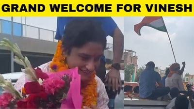 Vinesh Phogat’s grand road show as thousands of tributes pour in SportsTak