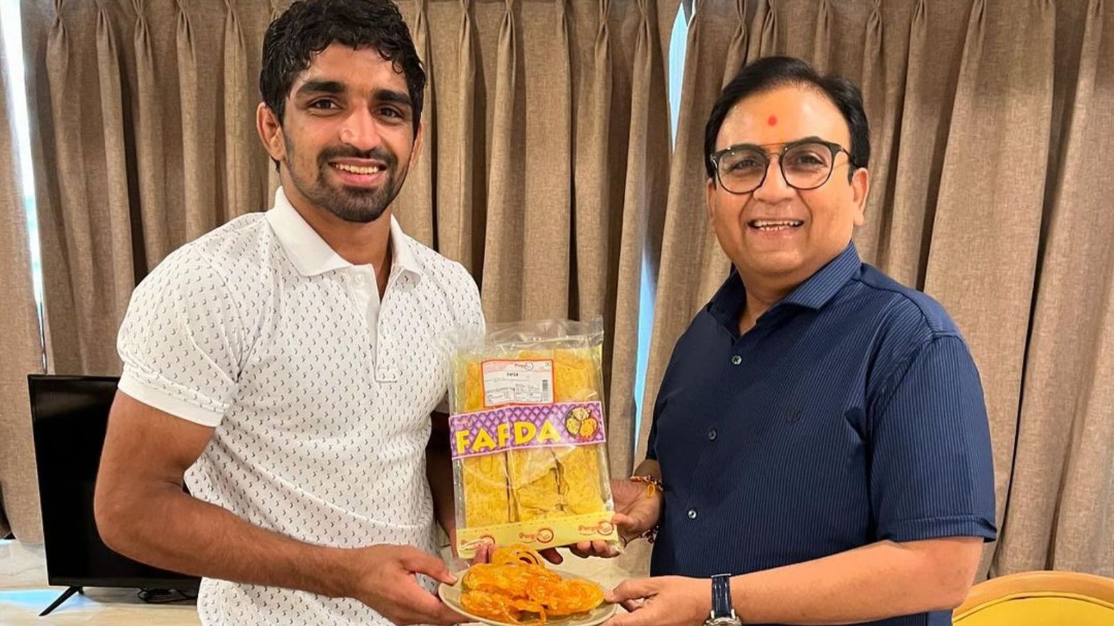 PHOTO: Aman Sehrawat meets Dilip Joshi from Taarak Mehta Ka Ooltah Chashmah and gets 'Jalebi Fafda' Aman Sehrawat with Dilip Joshi (Instagram)