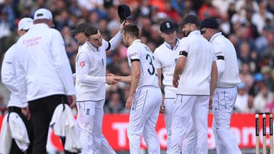 Massive blow to England, superstar player ruled out of 1st Test against Sri Lanka due to injury; doubtful for entire series England bowler Mark Wood shakes hands with Harry Brook after the pair combined to dismiss Sri Lanka's Dimuth Karunaratne during day three of the first Test on August 23 in Manchester. (Getty)