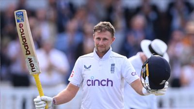 ENG vs SL: Joe Root scripts history with 33rd Test hundred, shatters Smith-Williamson's record to emulate Alastair Cook's big milestone England's Joe Root celebrates after reaching his century during Day 1 of the 2nd Test match against Sri Lanka at Lord's Cricket Ground on August 29. (Getty)