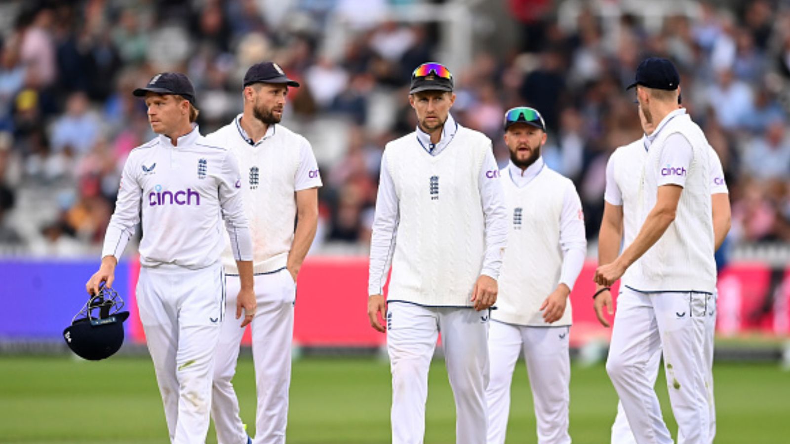 England announce playing XI for third Test against Sri Lanka, 6ft 7in tall pacer replaces Matthew Potts From left: England players Ollie Pope, Chris Woakes, Joe Root, Ben Duckett and Olly Stone leave the field as bad light stops play during the 2nd Test against Sri Lanka at Lord's Cricket Ground on August 31. (Getty)