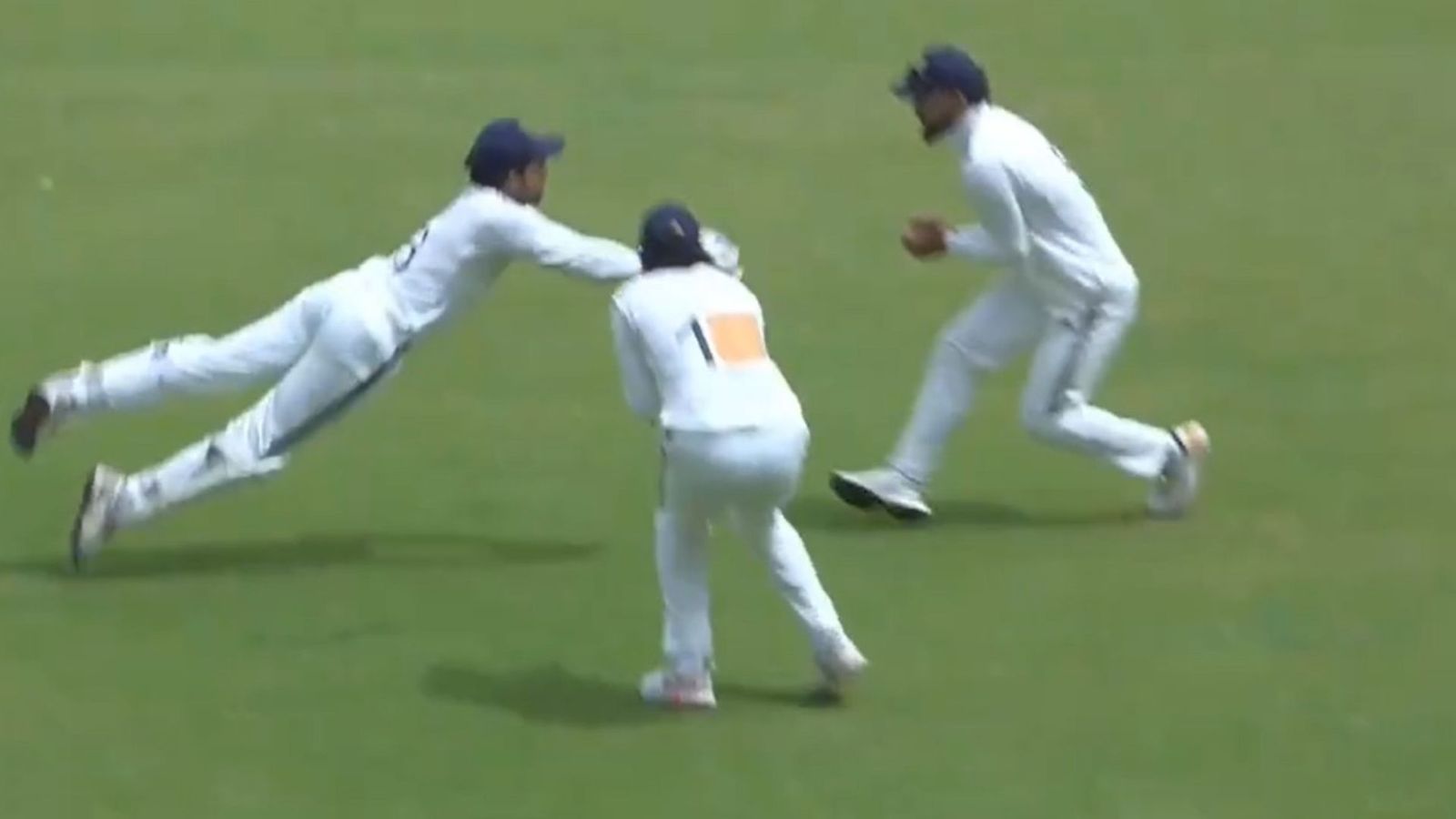 WATCH: Dhruv Jurel picks nearly impossible catch to remove Abhimanyu Easwaran in Duleep Trophy 2024 WATCH: Dhruv Jurel picks nearly impossible catch to remove Abhimanyu Easwaran in Duleep Trophy 2024