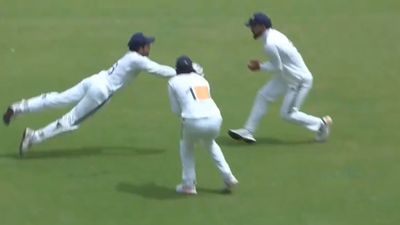 WATCH: Dhruv Jurel picks nearly impossible catch to remove Abhimanyu Easwaran in Duleep Trophy 2024 Dhruv Jurel taking a catch ( X screengrab)