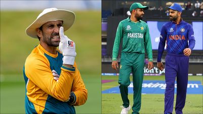 'Captaincy is a small thing, performance is what matters': Younis Khan advises Babar Azam to stay away from social media and learn from Virat Kohli Former Pakistan captain Younis Khan; Babar Azam and Virat Kohli before coin toss (File Photo: Getty Images)