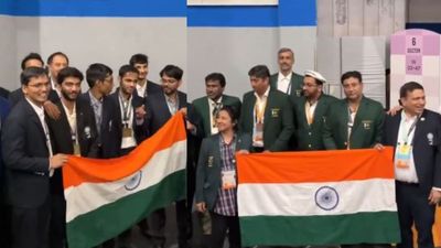 WATCH: Pakistan team's heartwarming gesture with the Indian flag, proudly holds tri-colour; video goes viral Pakistan team's heartwarming gesture with the Indian flag, proudly holds tri-colour. (Screengrab-X)