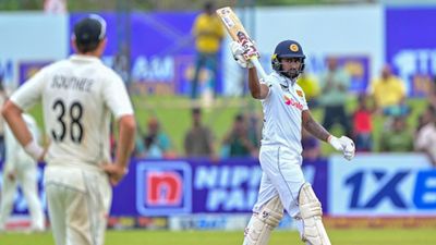 SL vs NZ: Kamindu Mendis equals Don Bradman's 75-year-old record with robust 182-run knock, leaves behind Yashasvi Jaiswal Sri Lanka's Kamindu Mendis celebrates after scoring 150 runs during Day 2 of the second Test against New Zealand at the Galle International Cricket Stadium on September 27. (Getty)