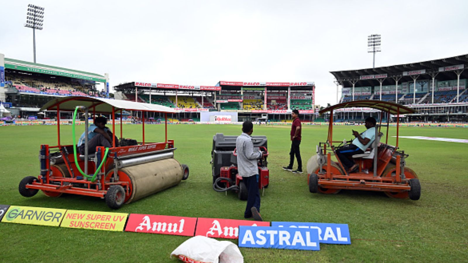 Serious questions raised on Green Park stadium after Day 3 of IND vs BAN 2nd Test abandoned despite no rain, risk of losing hosting status lingers Groundsmen prepare for a pitch inspection prior to the 2nd Test between India and Bangladesh at Green Park Stadium on September 29. (Getty)
